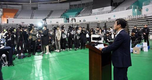 「検証ショーに何の意味があるのか」…ソウル五輪公園の投票用紙検証、「生中継遮断」で密室論争と大混乱