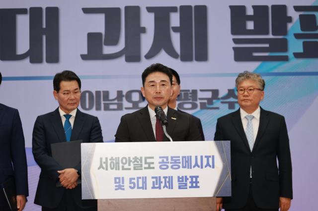 이남오 함평군수가 28일 국회 의원회관에서 열린 ‘서해안철도 공동메시지 및 5대 과제 발표 행사’에서 군산목포를 잇는 서해안철도의 제5차 국가철도망 구축계획 반영과 조기 추진을 촉구하고 있다 이날 전북·전남광주 5개 시군은 국가계획 반영과 예비타당성조사 대응 등 5대 실행과제를 발표하며 공동 협력을 다짐했다 사진함평군