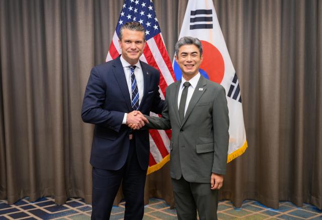 S. Korea, US defense chiefs meet amid wartime command dispute