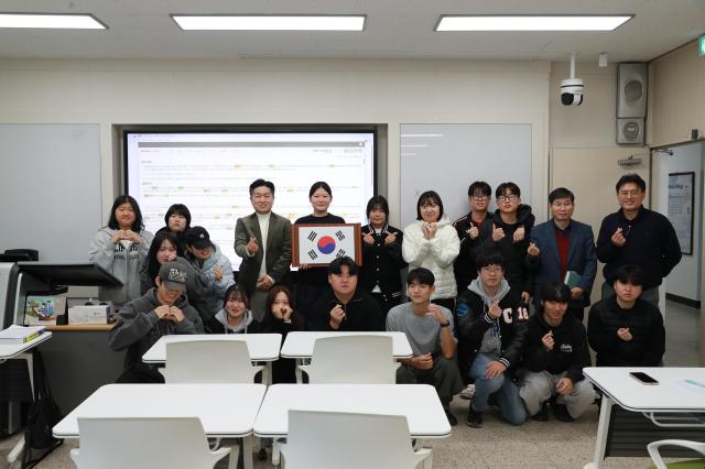 정명규 충남도립대학교 총장과 경찰행정학과 학생들이 강의실에서 태극기를 들고 나라사랑과 충·효·예 정신 실천을 다짐하고 있다사진충남도립대학교