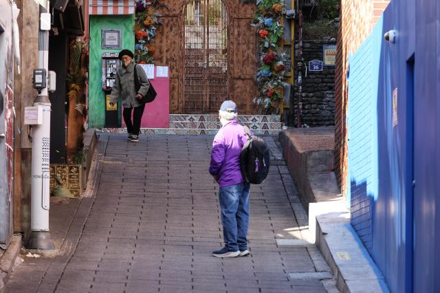 A bereaved family member of the 2022 Itaewon crowd crush looks toward World Food Street from the narrow alley where the disaster occurred in Itaewon Seoul on October 28 2026 a day before the fourth anniversary of the tragedy AJP Yoo Na-hyun 