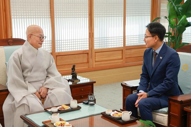 El Secretario Presidencial visita al Patriarca de la Orden Jogye y acuerda cooperación gobierno-budismo