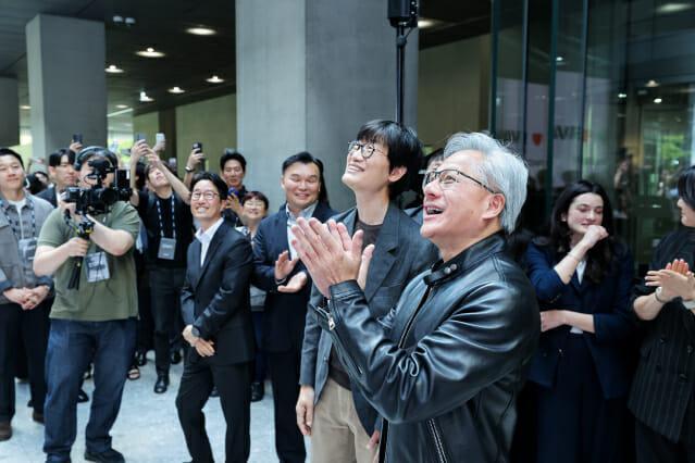지난 6월 분당 네이버 1784 사옥을 찾은 젠슨황 엔비디아 대표가 이해진 네이버 의장사진네이버