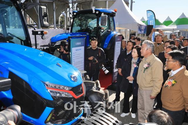 Kang Ho-dong, presidente de la Cooperativa Agrícola Central, observa diversas maquinarias agrícolas inteligentes