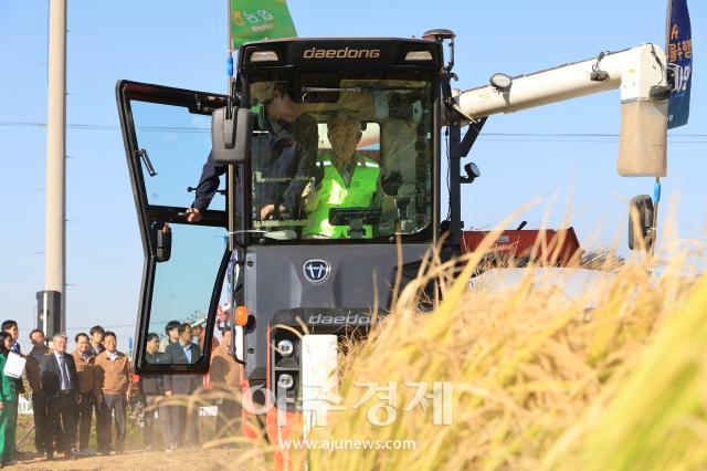 El presidente de la Cooperativa Agrícola Central cosecha arroz con una cosechadora autónoma en demostración de agricultura inteligente
