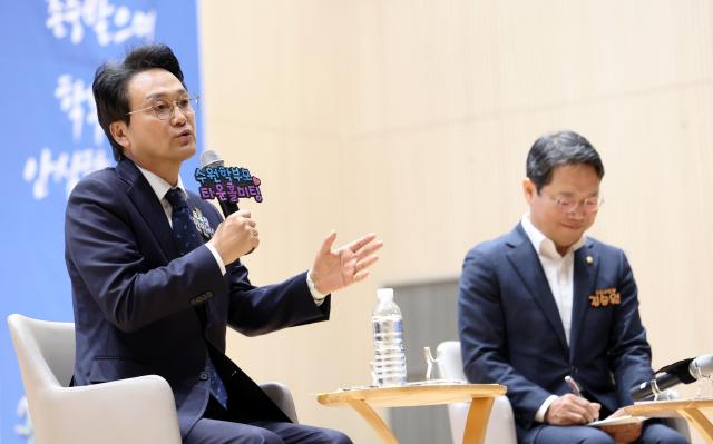 안민석 경기도교육감이 28일 오전 수원 경기도교통연수원에서 김승원 국회의원 김혜리 수원교육장 박옥분 도의원 최상규 도의원 한운옥 도의원 황수영 도의원 최찬민 도의원 채명기 도의원 장정희 도의원 김현덕 도의원 시의원 학부모 등이 참석한 가운데 찾아가는 교육감실 타운홀 미팅을 하고 있다 사진경기도교육청