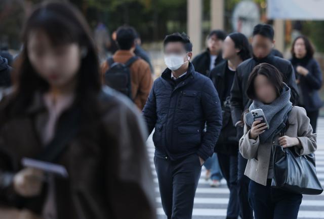 초겨울 추위가 찾아온 28일 서울 영등포구 여의도에서 시민들이 횡단보도를 건너고 있다 사진연합뉴스