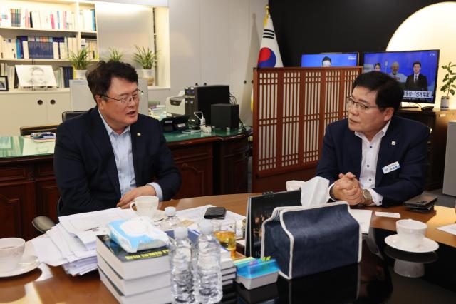 사순문 장흥군수오른쪽가 지난 27일 문화체육관광부를 방문해 김대현 제2차관왼쪽과 대한민국 체육인재개발원 활성화 및 운영 지원 방안과 장흥군 72홀 파크골프장 조성 등 지역 체육 현안을 논의하고 있다 사진장흥군