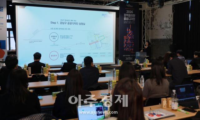 Lee Mi-jung, jefa del Equipo de Diseño Público de la Municipalidad de Gangnam, explica los cambios en los patrones de uso y las quejas ciudadanas después de la instalación de las cabinas. El distrito de Gangnam estableció un sistema para gestionar continuamente los conflictos del tabaquismo en espacios públicos combinando espacios de fumadores segregados con la gestión de las zonas libres de humo alrededor. 28 de octubre de 2026. Fotografía del reportero You Dae-gil.