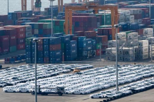 Koreas business sentiment hits 4-year high, factory outlook weakens