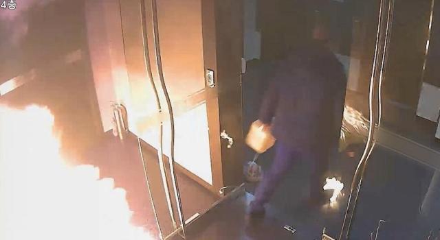 이 씨가 지난 20일 역삼동 한 빌딩 안 특허법인 사무실 입구에 불을 지르고 있는 모습이 담긴 CCTV 화면 사진연합뉴스
