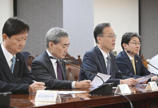 이형일 부총리 겸 재정경제부 장관오른쪽 두 번째이 10월 29일 서울 중구 은행연합회에서 열린 확대 거시경제금융회의를 참석 모두발언을 하고 있다