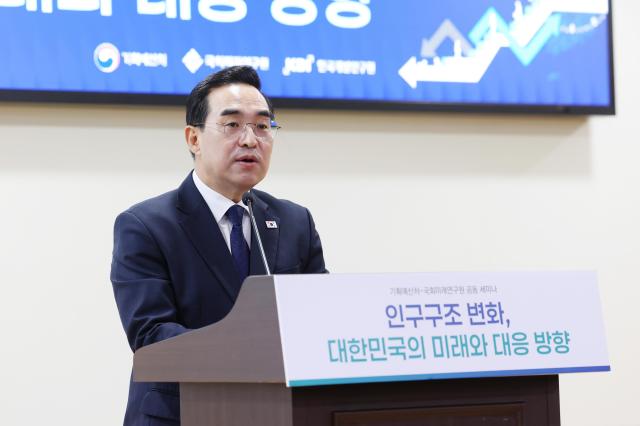 박홍근 기획예산처 장관이 10월 29일 오전 서울 영등포구 국회의원회관 제2소회의실에서 열린 기획예산처-국회미래연구원 공동 세미나에서 개회사를 하고 있다 사진기획처