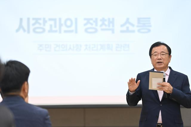 지난 28일 위례동 행정복지센터 3층 대강당에서 열린 ‘2026년 주민과의 대화 하반기 결과보고회’에서 이현재 시장이 위례동 주민의 질의에 응답하고 있다 사진하남시