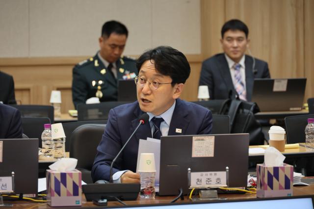 천준호 더불어민주당 의원이 지난 19일 오전 충남 계룡시 계룡대에서 열린 국회 국방위원회의 육군본부 등에 대한 국정감사에서 질의하고 있다사진연합뉴스