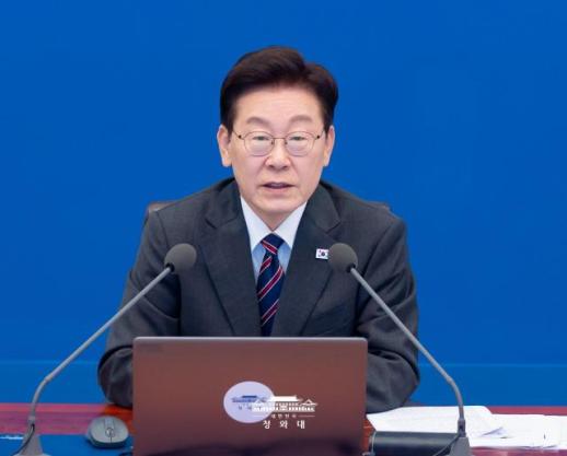 Lees comments on migrant workers stir debate