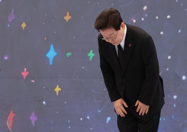 이재명 대통령이 29일 서울 광화문광장에서 열린 이태원참사 4주기 기억식에서 추모사를 마친 후 인사하고 있다 사진연합뉴스