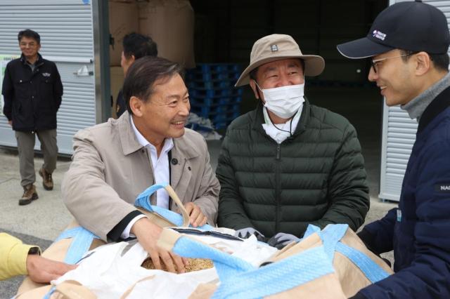 전춘성 진안군수맨 왼쪽가 공공비축미곡 매입이 진행되고 있는 백운면을 찾아 농민들과 대화를 나누고 있다사진진안군