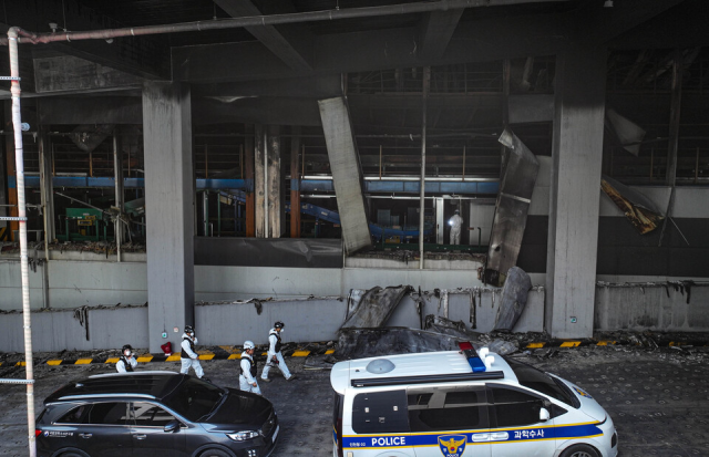 Equipo de investigación se desplaza en el lugar del incendio del centro logístico Coupang 32 en el distrito de Seohae, Incheon. [Foto=Yonhapnews]