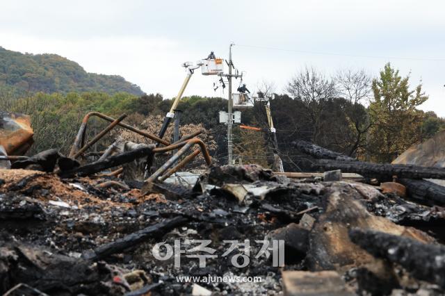 Trabajadores restauran líneas eléctricas en la aldea Guryong de Gangnam tras su demolición