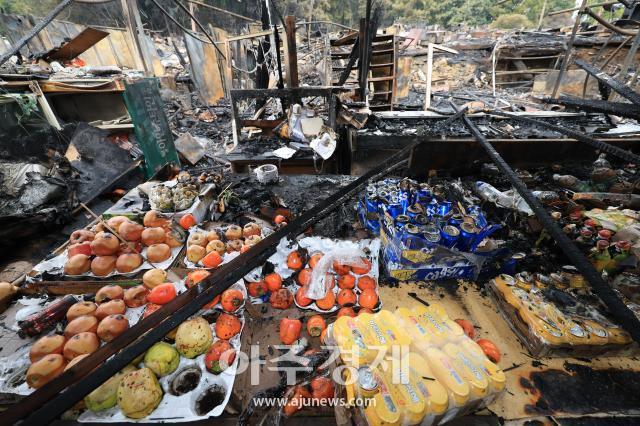 حريق يلتهم بضائع غير مباعة في قرية كوريونغ بعد يوم من الإخلاء القسري