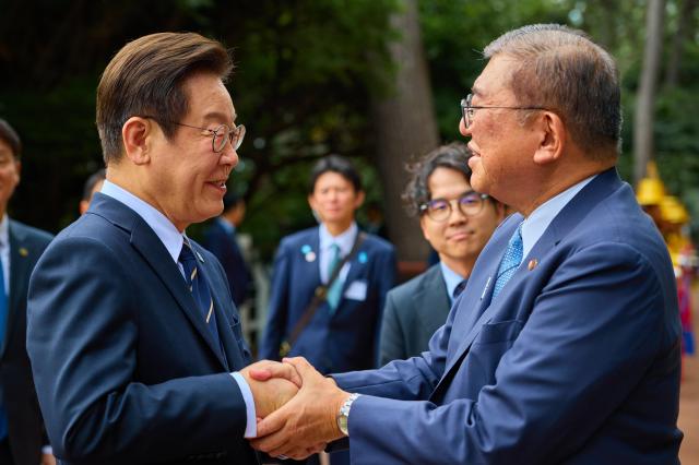 이재명 대통령과 이시바 시게루 일본 총리가 30일 부산 누리마루 APEC 하우스에서 정상회담을 마친 뒤 두손을 맞잡고 있다사진연합뉴스