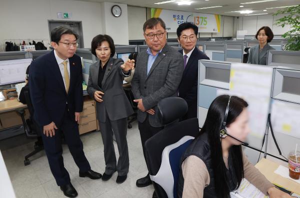 이억원 금융위원장이 29일 오전 서울 영등포구 신용회복위원회 콜센터에서 김은경 신용회복위원장과 함께 채무상담 대표번호 1375 개통식에 참석해 번호 개통을 축하하고 콜센터 직원 등을 격려했다 사진금융위원회