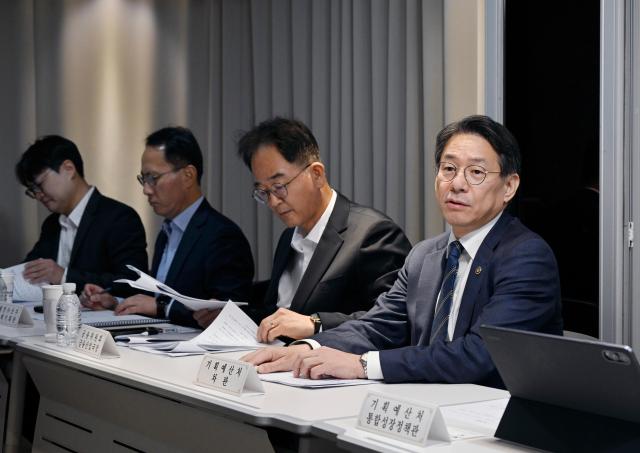 조용범 기획예산처 차관오른쪽이 10월 29일 오후 서울 용산구 스페이스쉐어 서울역센터에서 열린 협동조합정책심의회를 주재 모두발언을 하고 있다 사진기획예산처