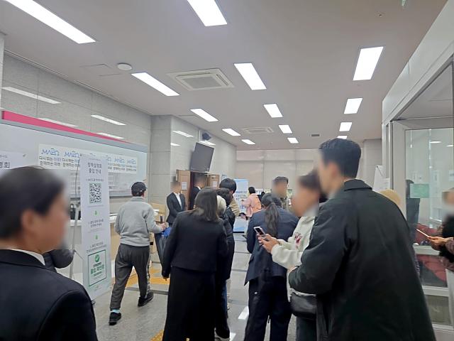 29일 서울 마포구청에서 열린 도심 공공주택 복합사업 주민설명회에 참석하기 위해 주민들이 설명회장 앞에 모여 있다 사진장선아 기자