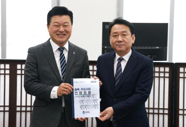 신용한 충북도지사가 29일 국회에서 이광재 국회 예산결산특별위원장을 만나 주요사업의 국회 증액과 미래대응기금 관련 건의를 했다 사진충북도