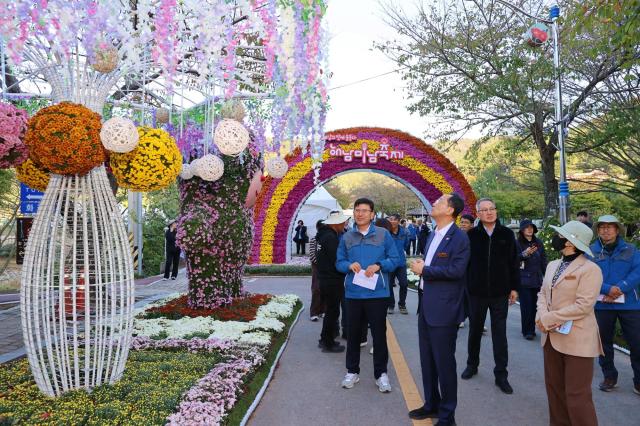 2026 해남미남축제 개막을 앞두고 해남군 관계자들이 삼산면 두륜산 도립공원 축제장을 찾아 현장점검을 하고 있다 관계자들이 형형색색의 국화로 꾸며진 대형 꽃 아치와 조형물을 살펴보며 축제 준비 상황을 확인하고 있다 사진해남군