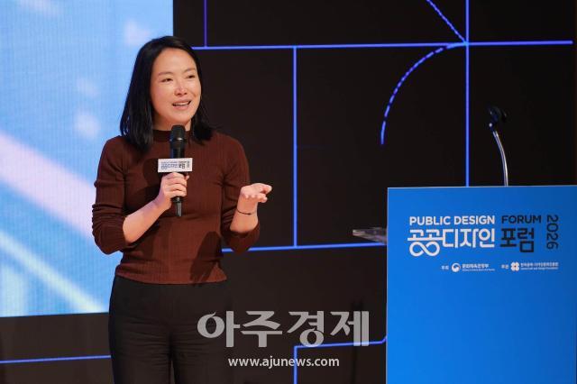 Bang Jeong-hyeon, director del Centro de Diseño de la Corporación de Ferrocarril Urbano, presenta en el Fórum de Diseño Público 2026
