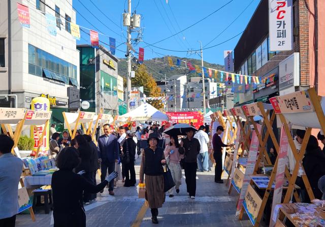 지난 28일 전남광주통합특별시 무안군 국립목포대학교 후문 일원에서 열린 ‘2026 청계면 도시재생 누구나 두드림 축제’에서 주민과 대학생 방문객들이 거리 양쪽에 마련된 체험·전시 부스를 둘러보고 있다 이번 축제는 지역 주민과 상인 대학생 등 500여 명이 참여해 도시재생사업의 성과를 공유하고 지역 상권에 활력을 더하는 교류의 장으로 마련됐다 사진무안군