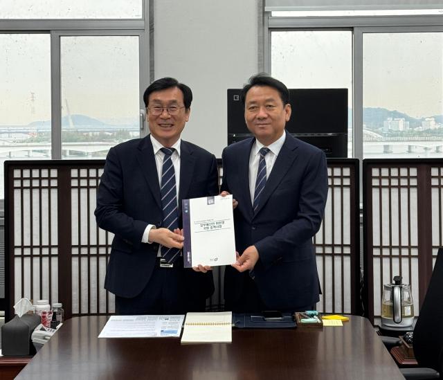 이 시장은 29일 국회를 방문해 이광재 국회 예산결산특별위원장을 면담하고 정부예산안에 미반영되거나 일부만 반영된 청주시 주요 현안사업 20건에 대해 총 446억4천6백만원 규모의 국비 증액을 강력히 요청했다 사진청주시