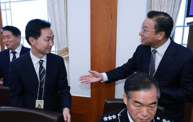 김지용 중대범죄수사청장왼쪽과 이정현 검찰총장 직무대행이 지난 20일 이재명 대통령 주재로 청와대에서 열린 국무회의에서 인사하고 있다 사진연합뉴스