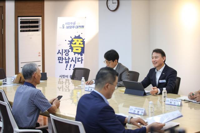 최현덕 시장이 ‘시장 좀 만납시다’ 간담회에서 시민들의 건의사항을 듣고 있다 사진남양주시