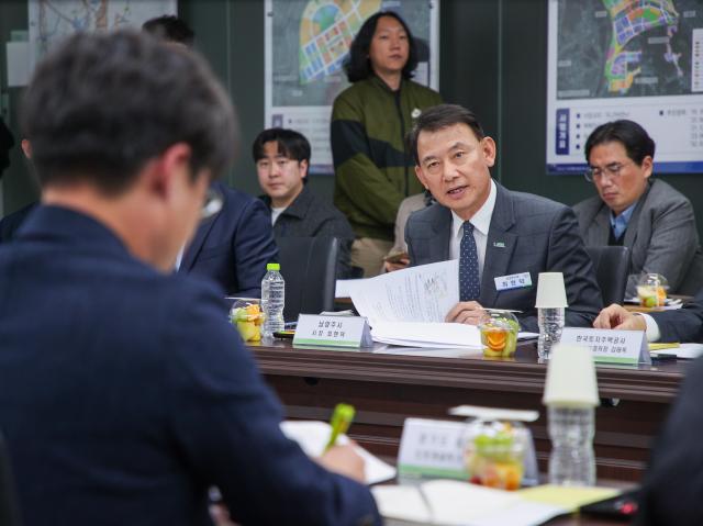 최현덕 시장이 남양주왕숙지구 광역교통개선대책 이행실태 점검회의에서 주요 교통 현안에 대해 발언하고 있다 사진남양주시
