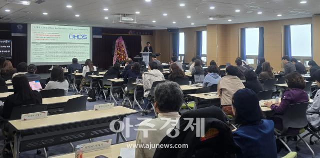 보건복지부가 주최하고 국립재활원이 주관하는 ‘2026년 장애인 건강보건통계 콘퍼런스’가 29일 서울 강북구 국립재활원 나래관 3층 중강당에서 열렸다 이날 콘퍼런스에서 은선덕 국립재활원 재활연구소 건강보건연구과장이 발표하고 있다 사진김준환 기자