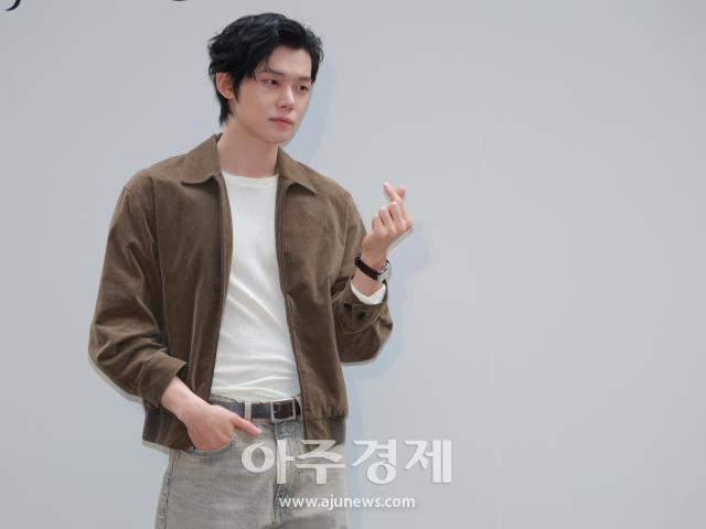 Yeonjun de Tomorrow X Together posa elegantemente con gesto de corazón en evento de lanzamiento de Longines
