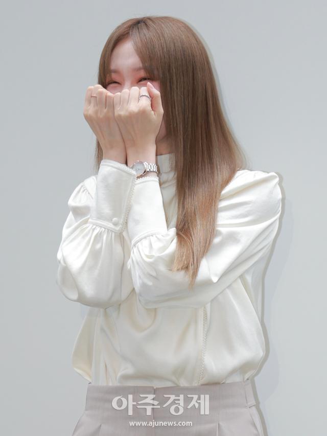 La actriz Lee Sung-kyung participa tímidamente en el evento de lanzamiento de la colección Longines Master