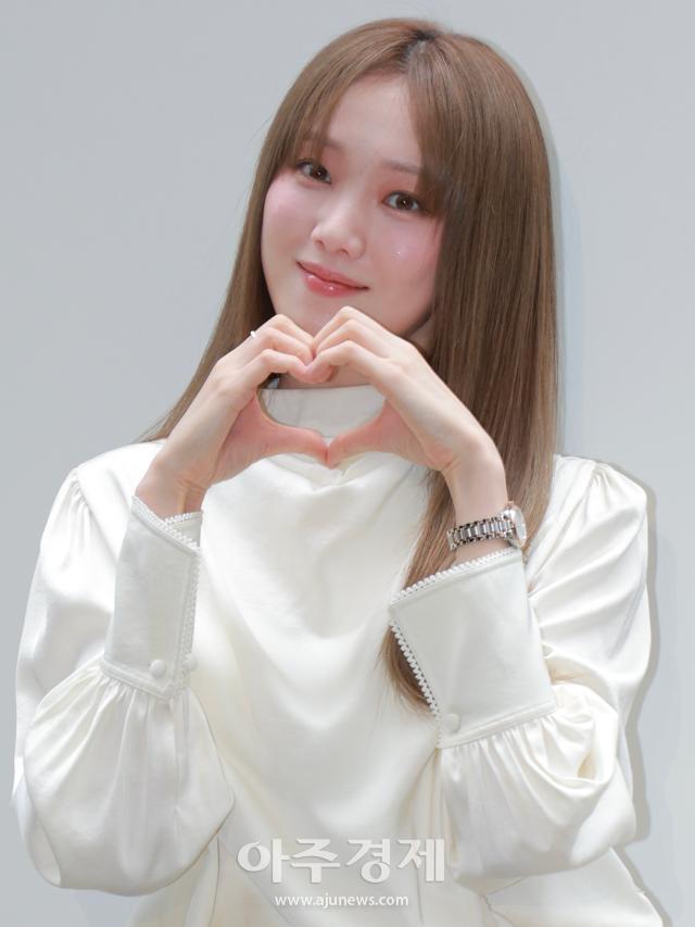 Lee Sung-kyung brinda su apoyo al lanzamiento de la colección Longines Master