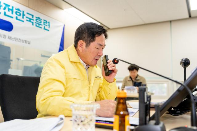오산시청 상황실에서 지휘 중인 재난안전대책본부장오산시장 조용호