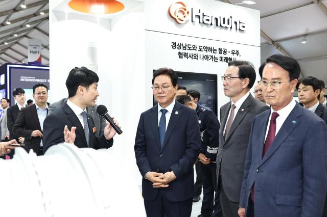 박완수 경남도지사가 2026 사천에어쇼 우주항공방위산업전GADEX 전시장을 방문해 관계자로부터 전시 장비에 대한 설명을 듣고 있다사진경상남도