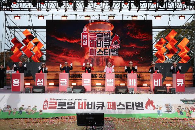  2026 홍성글로벌바비큐페스티벌 개막식에서 주요 내빈들이 개막 퍼포먼스를 펼치고 있다사진홍성군