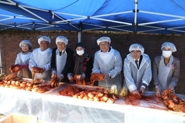 소상공인의 날 기념식에서 취약계층을 위한 김장 진행사진 우측에서 세 번째 임병택 시흥시장 사진시흥시