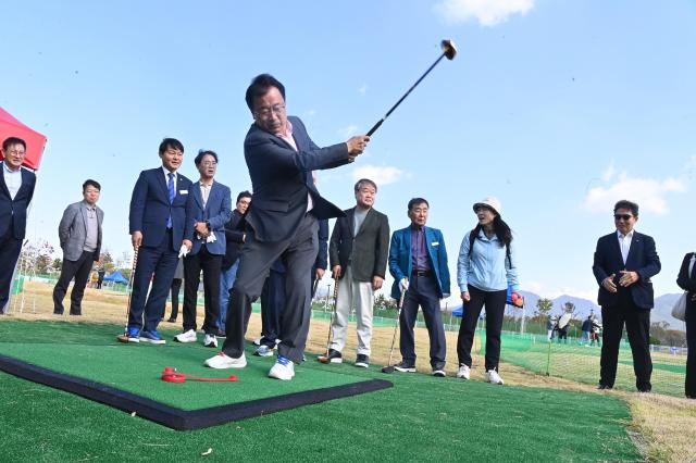 지난 21일 열린 당정근린공원 파크골프장 개장식에서 이현재 하남시장이 기념 티샷을 하고 있다 사진하남시
