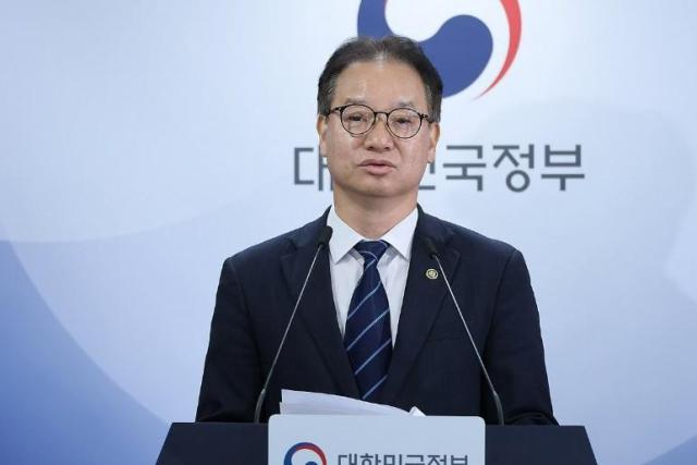 김영수 국무 1차장이 지난 16일 산림사업 추진실태에 대해 브리핑하고 있다 사진연합뉴스