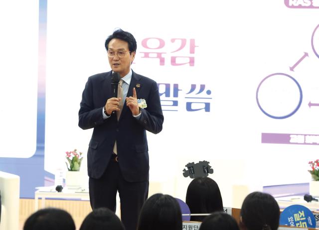 안민석 경기도교육감이 29일 오전 동두천양주교육청에서 박형덕 동두천시장 강정수 동두천양주교육장 임현숙 시의회 의장 시의원 학부모 등이 참석한 가운데 찾아가는 교육감실 타운홀미팅을 하고 있다 사진경기도교육청