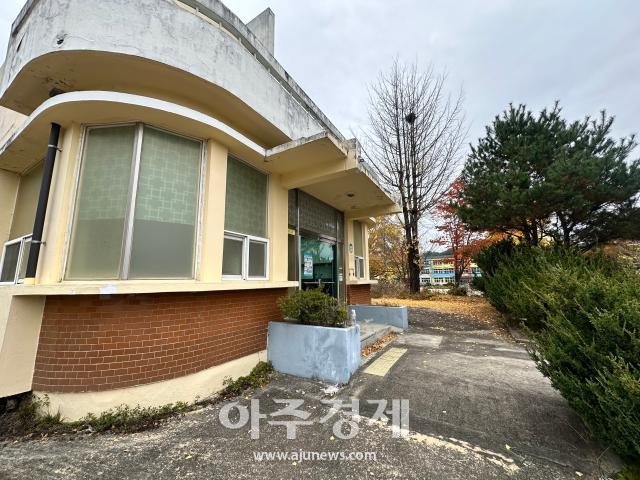 29일 오후 경북 봉화군 봉성면 엣 봉성치안센터 건물 우측으로 봉성초등학교가 보인다 사진최민준 기자
