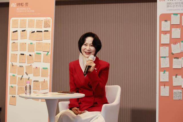 장학생들과 토크쇼 중인 장혜선 롯데장학재단 이사장 [사진=롯데장학재단]